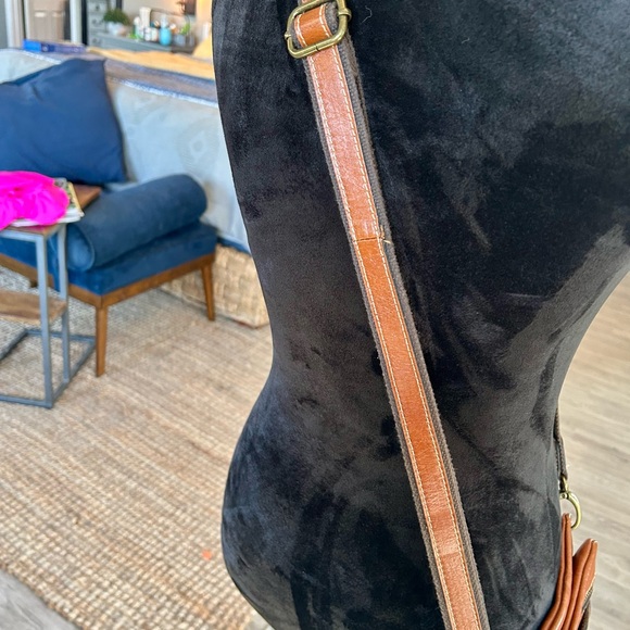 Beautiful tan leather Patricia Nash crossbody bag with pockets everywhere - Picture 4 of 7